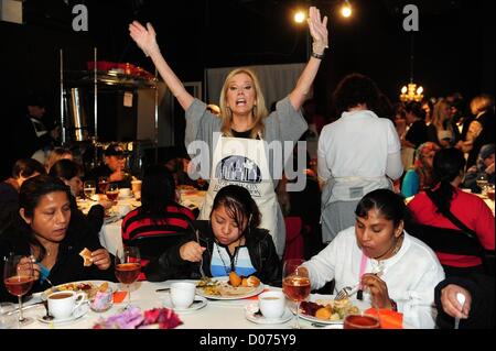 19 novembre 2012 - Manhattan, New York, États-Unis - KATHIE LEE GIFFORD, commissaire de police Raymond Kelly, ancien maire David Dinkins, Miss America pageant 2012 Laura Kaeppeler gagnant, des anges gardiens fondateur Curtis Sliwa et Hoda Kotb et d'autres se portent volontaires au service de la mission de sauvetage de NYC's 12e édition de ''Grand Banquet de grâce'' repas pour les résidents sans-abri du centre-ville, le Centre de télévision communautaire, le lundi 19 novembre 2012. (Crédit Image : © Bryan Smith/ZUMAPRESS.com) Banque D'Images