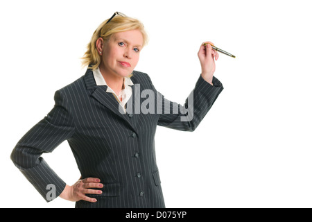 Caucasian businesswoman démontrer quelque chose de blanc, fond isolé. Banque D'Images