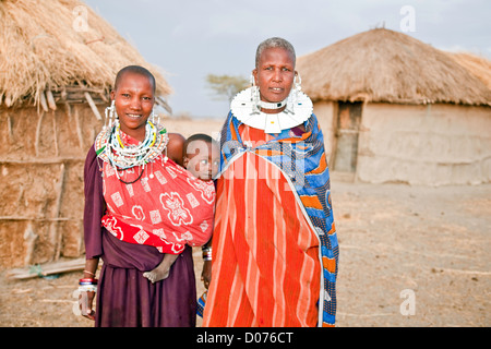 Trois Génération de Femmes Maasai en Tanzanie avec des bébés;l'Afrique de l'Afrique;;Village culturel authentique dans Olpopongi;Maasai Banque D'Images