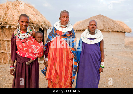 Trois femmes maasai avec bébé à la Tanzanie;l'Afrique de l'Afrique;;Village culturel authentique dans Olpopongi;Maasai Banque D'Images