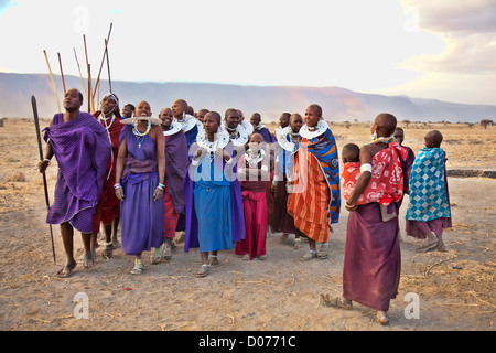 Une tribu d'hommes et femmes maasai en Tanzanie;l'Afrique de l'Afrique;;Village culturel authentique dans Olpopongi;Maasai Banque D'Images