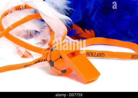 Flûte orange en forme de ballon de soccer avec accessoires pour jeu néerlandais Banque D'Images