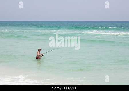 Surf homme pêchant dans le golfe du Mexique à Gulf Breeze Banque D'Images