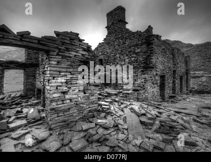 Les mineurs d'Ardoise Cottage l'une des nombreuses anciennes maisons abandonnées qui parsèment les montagnes au-dessus de Blaenau Ffestiniog Banque D'Images