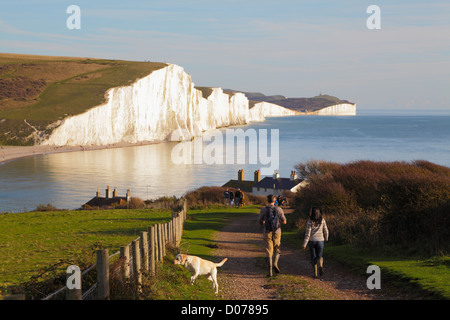 Promeneurs sur le South Downs Way avec les falaises de Seven Sisters et la côte de Beachy Head vue depuis Seaford Head East Sussex Angleterre UK GB Banque D'Images