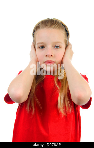 Jeune fille blonde couvre ses oreilles : candide, isolé sur fond blanc Banque D'Images