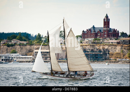 Voiliers en compétition dans le Festival des bateaux en bois de Port Townsend en course goélette Puget Sound dans l'État de Washington. Banque D'Images