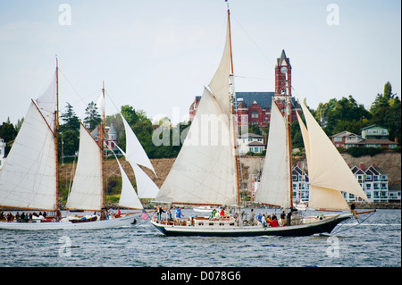 Voiliers en compétition dans le Festival des bateaux en bois de Port Townsend en course goélette Puget Sound dans l'État de Washington. Banque D'Images