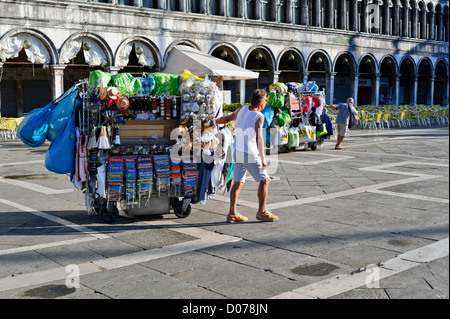 Les vendeurs de souvenirs de Venise, la Place Saint-Marc, Venise, Italie Banque D'Images