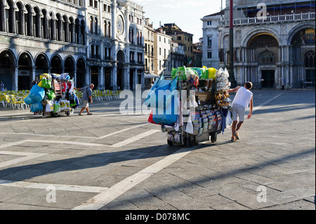 Les vendeurs de souvenirs de Venise, la Place Saint-Marc, Venise, Italie Banque D'Images