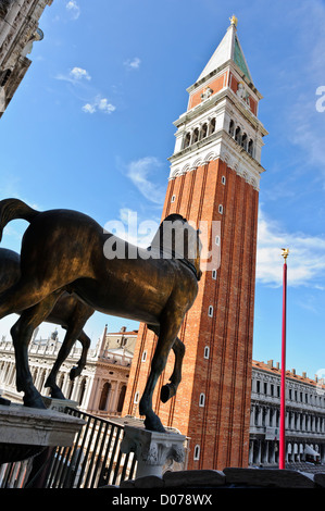 Chevaux de bronze sur le balcon de la Basilique St Marc, la Place Saint-Marc, Venise, Italie. Banque D'Images