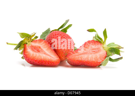 Des fraises fraîches isolées sur fond blanc Banque D'Images