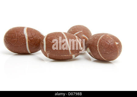 Quatre œufs de pâques en chocolat isolé sur fond blanc Banque D'Images