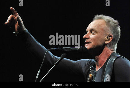 Le chanteur britannique Sting, droite, effectue à Ostrava, à quelque 300 kilomètres à l'est de Prague, République tchèque, le lundi, 19 novembre, 2012. Le concert a été une partie de son retour à la Bass world tour. (Photo/ CTK Jaroslav Ozana) Banque D'Images