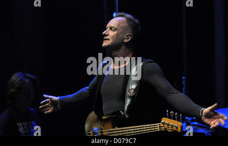 Le chanteur britannique Sting, droite, effectue à Ostrava, à quelque 300 kilomètres à l'est de Prague, République tchèque, le lundi, 19 novembre, 2012. Le concert a été une partie de son retour à la Bass world tour. (Photo/ CTK Jaroslav Ozana) Banque D'Images