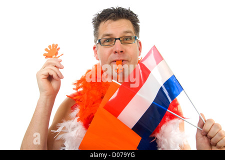 L'homme est posé pour partie de soccer avec drapeau, flûte et autres accessoires sur fond blanc Banque D'Images