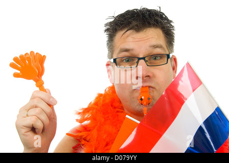 L'homme est posé pour partie de soccer avec drapeau, flûte et autres accessoires sur fond blanc Banque D'Images