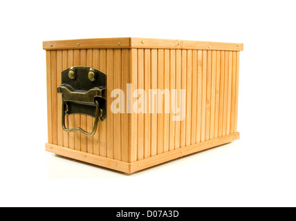 Boîte en bois vide isolé sur fond blanc Banque D'Images