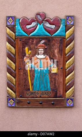 USA, Nouveau Mexique, Chimayo, Santo Nino de Atocha, un catholique de droit de l'Enfant Jésus, à l'extérieur d'une église. Banque D'Images