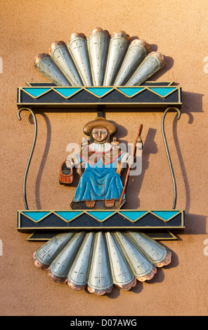 USA, Nouveau Mexique, Chimayo, Santo Nino de Atocha, un catholique de droit de l'Enfant Jésus, à l'extérieur d'une église. Banque D'Images