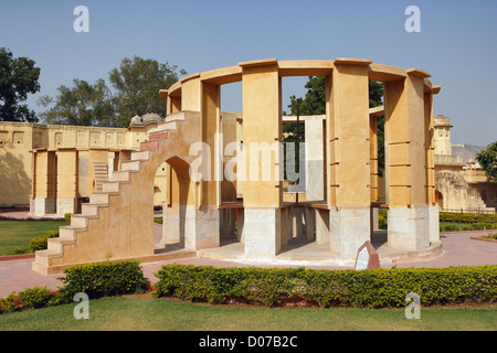 Le Jantar Mantar, un observatoire en plein air construit par le Maharaja Jai Singh de Jaipur. Le Rajasthan, Inde. Banque D'Images