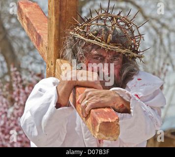 USA, Nouveau Mexique, reconstitution de la Passion du Christ au cours des fêtes de Pâques au Sanctuaire Chimayo, Nouveau Mexique. Banque D'Images