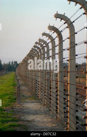 La clôture avec fil à Auschwitz Birkenau Banque D'Images