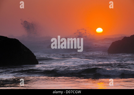 Coucher de soleil et de Surf à Seal Rock, Seal Rock, Oregon, USA Banque D'Images