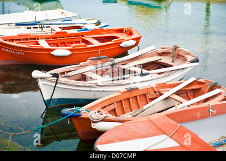 Banc en bois coloré des bateaux amarrés dans un port à Aliki, sur l'île de Paros, Grèce Banque D'Images