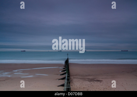 La mer du Nord à partir de la plage d''Aberdeen, Aberdeenshire au crépuscule Banque D'Images