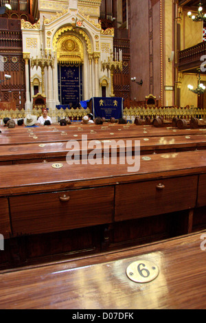 Intérieur et de l'arche de la torah de la Grande Synagogue, Quartier Juif, Budapest, Hongrie Banque D'Images