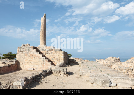 L'une colonne antique encore debout au 6e siècle avant J.-C. Temple pour le dieu Apollon sur l'île d'Egine, en Grèce. Banque D'Images