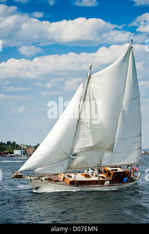 Voiliers en compétition dans le Festival des bateaux en bois de Port Townsend en course goélette Puget Sound dans l'État de Washington. Banque D'Images