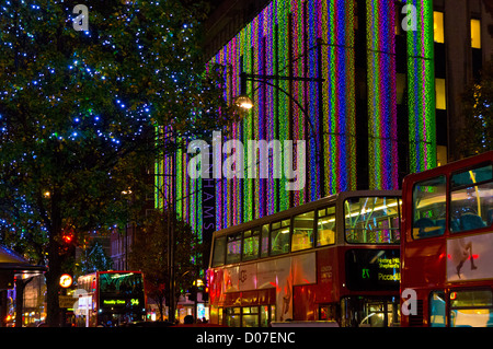 Les bus londoniens font leur chemin passé les lumières de Noël sur Oxford Street, Londres, Royaume-Uni. Banque D'Images