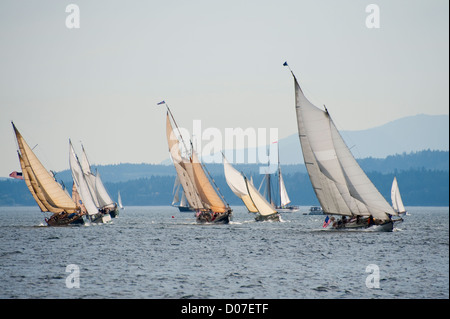 Voiliers en compétition dans le Festival des bateaux en bois de Port Townsend en course goélette Puget Sound dans l'État de Washington. Banque D'Images
