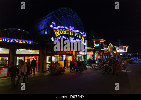 Blackpool, Lancashire, UK's top amusement fun et station balnéaire - jetée du Nord par l'entrée de la nuit, à l'automne. Banque D'Images