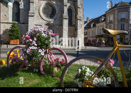 Décorations florales TOUR DE FRANCE DÉDIÉ (escale) VILLE VILLE MÉDIÉVALE BONNEVAL surnommée la petite Venise de la beauce Eure-et-Loir Banque D'Images