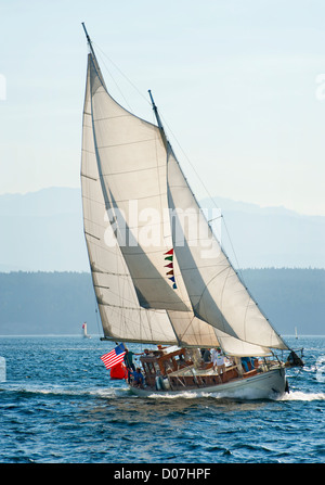 Voiliers en compétition dans le Festival des bateaux en bois de Port Townsend en course goélette Puget Sound dans l'État de Washington. Banque D'Images