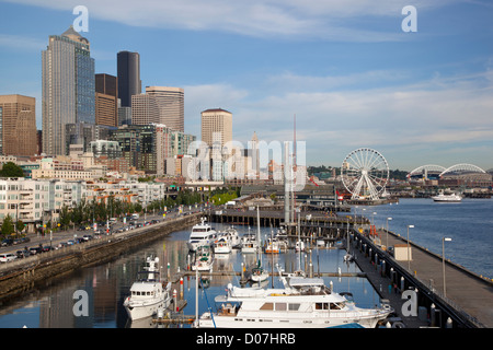 Seattle, WA, La Grande Roue de Seattle, Seattle Skyline et de Pier 66 Banque D'Images