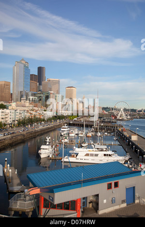 Seattle, WA, La Grande Roue de Seattle, Seattle Skyline et de Pier 66 Banque D'Images