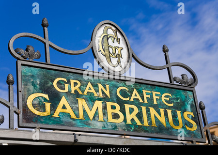 Cafe sur la Pizza Triesti E Trento,Naples,Campania, Italie, Europe Banque D'Images