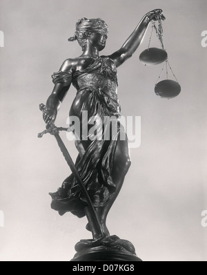 Dame Justice Sculpture de femme w/ithsword et l'échelle Banque D'Images