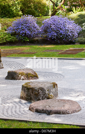 États-unis, WA, Bainbridge Island. Bloedel Reserve sentiers de randonnée. Les jardins japonais et pierre sand rock jardin conçu par Koichi Kawana Banque D'Images