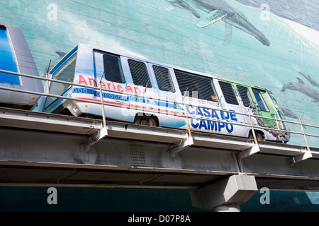 Metromover & Wyland murale sur SE 1st Street, Miami, Florida, USA Banque D'Images