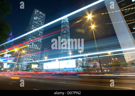 Trafic dans Hong Kong at night Banque D'Images