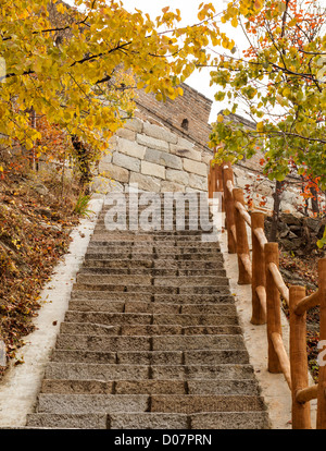 Escalier menant à la Grande Muraille à Mutianyu près de Beijing Chine Banque D'Images
