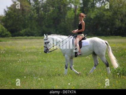 Beauté fille blanche l'équitation de l'Alpage Banque D'Images