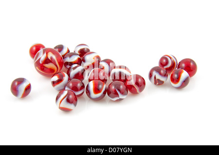 Belle couleur rouge billes tir isolé sur fond blanc Banque D'Images