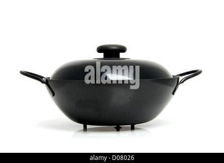 Pan wok noir isolé sur fond blanc Banque D'Images