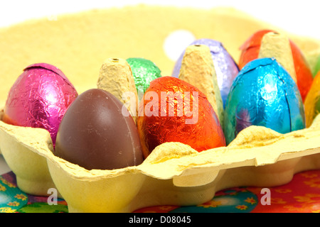 Libre d'oeufs de pâques en chocolat coloré en carton Banque D'Images